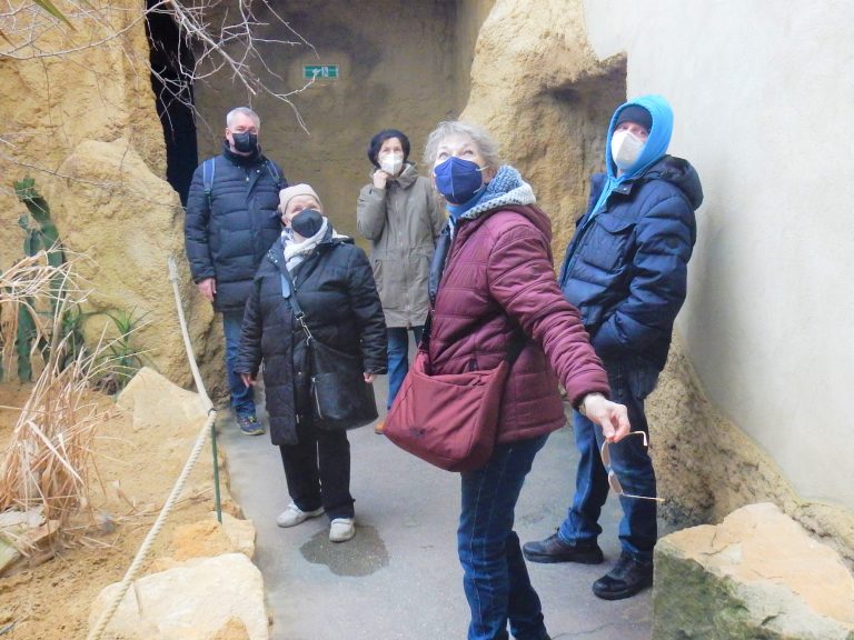 Reinhard, Elfi, Gabi, Renate und Beat im Vogelhaus Abteilung Savanne