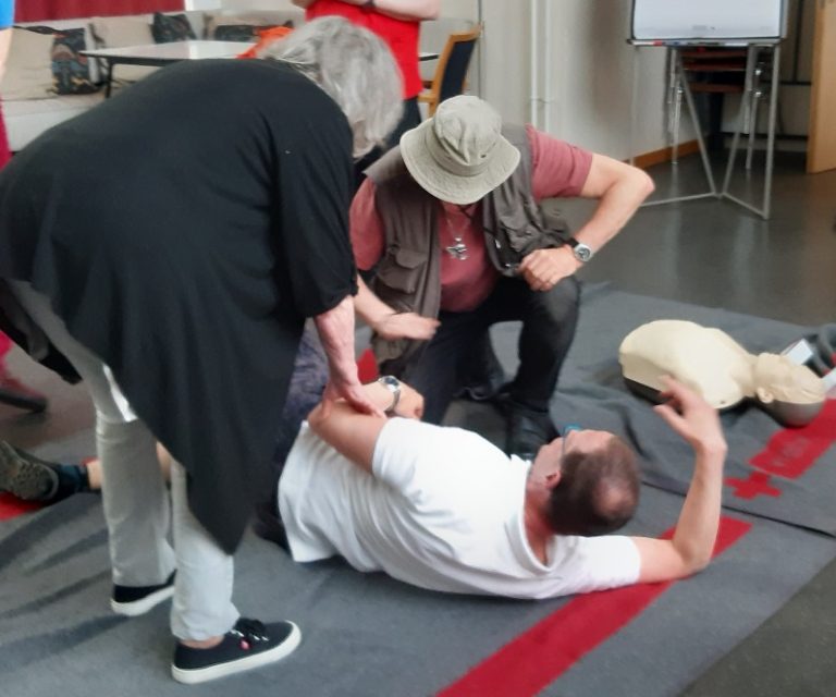 „Opfer“ Peter ging selbst in stabile Seitenlage 4-14 Stabile Seitenlage 1 (2)