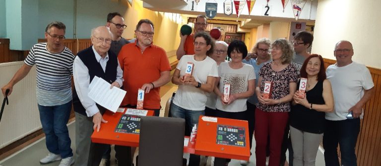 Der 2. Platz ging bei den Männern an Christian, der 3. von links 6-15 Kegeln (2)