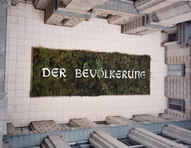 Blick in den Lichthof des Reichstagsgebäudes in Berlin, seit 2000