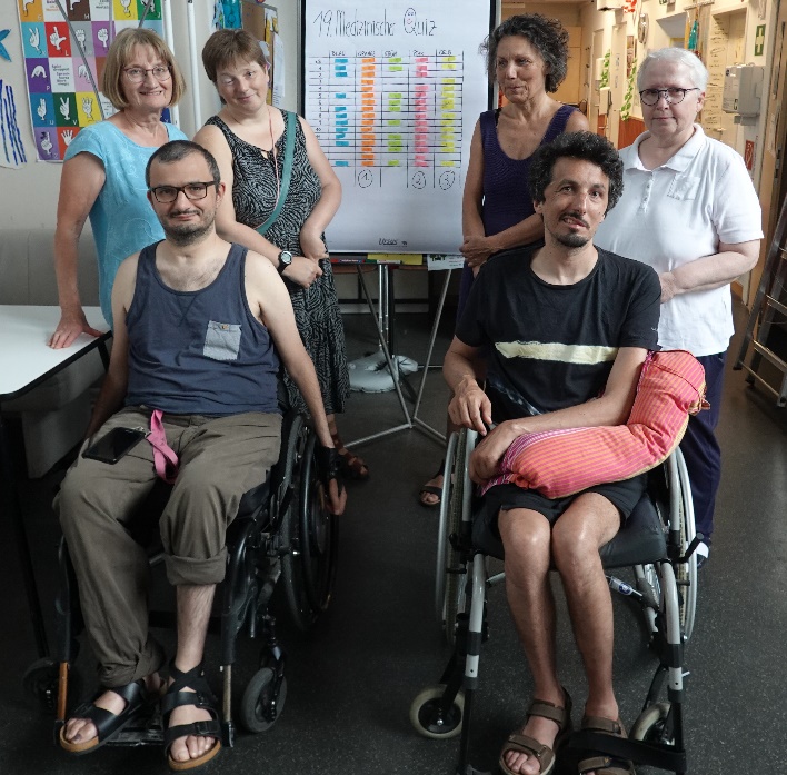 Gewinner: Gerti, Jakob, Uschi, Andrea, Matthias und Quizmaster Sigrid 8-10 SHG Quiz 4 cut